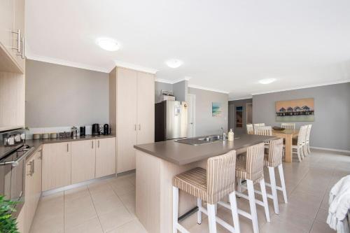 Una cocina o cocineta en 4Shore with Wifi