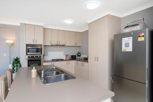 Una cocina o cocineta en 4Shore with Wifi