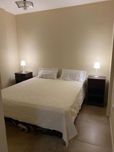 sypialnia z dużym łóżkiem i 2 szafkami nocnymi w obiekcie Edificio Giu 1 w mieście San Salvador de Jujuy