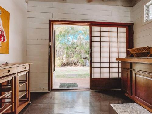 una habitación japonesa con una puerta abierta con una puerta en Cute Guest Suite in Kailua with AC!!! en Kailua