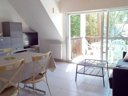 une cuisine et un salon avec une table et des chaises dans l'établissement Duplex refait à neuf à Carnac - 3 chambres, balcon sud, parking, 300m de la plage - FR-1-477-145, à Carnac