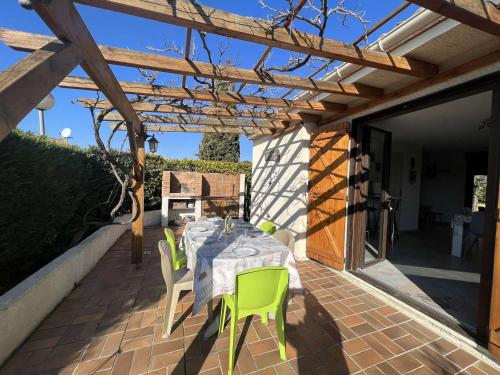 Photo de la galerie de l'établissement Pavillon avec Jardin, Piscine, Tennis – 7 Pers, 3 Pièces, Proche Plage et Commerces - FR-1-701-52, à Vendres