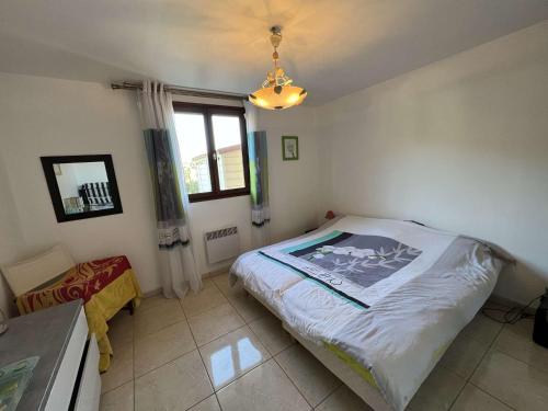 une petite chambre avec un lit et une fenêtre dans l'établissement Maison 5 pièces avec piscine, près de la plage, idéal pour familles, à Vendres - FR-1-701-15, à Vendres