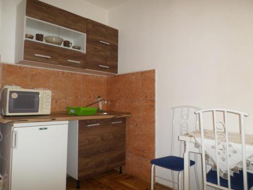 Kitchen o kitchenette sa Apartment4you Budapest