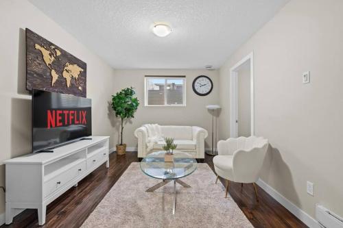 Beautiful 2Bedroom Suite in NW Calgary with Free wifi
