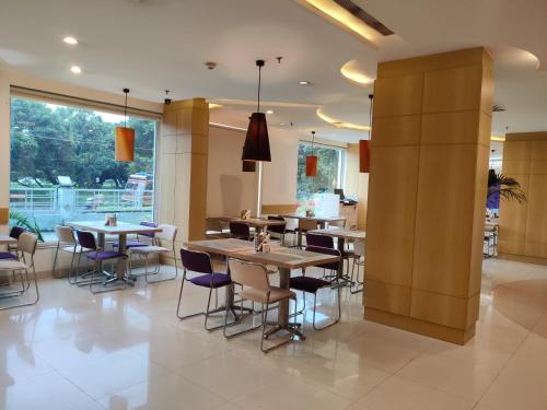 Mango Grove Hotelにあるレストランまたは飲食店