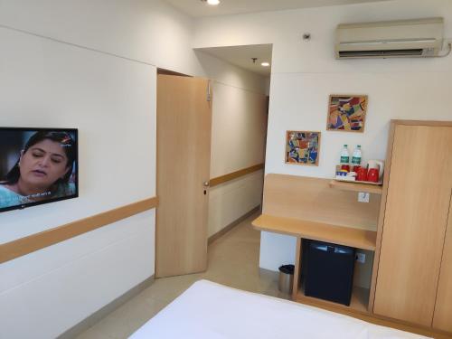 Mango Grove Hotelにあるテレビまたはエンターテインメントセンター