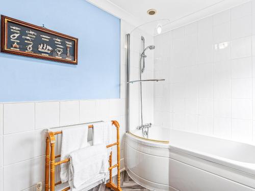 a bathroom with a bath tub and a sink at Cosy Cottage in Lyndhurst