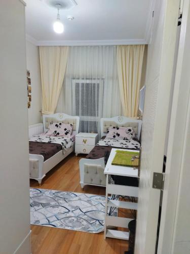 a small bedroom with two beds and a desk at اسطنبول اسنيورت ستار تاورز in Esenyurt