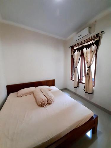 Säng eller sängar i ett rum på Joglo Rahayu Homestay