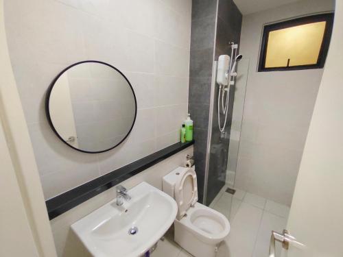 La salle de bains est pourvue d'un lavabo, de toilettes et d'un miroir. dans l'établissement NEW! 3R2B ~ 3Mins Walk to Sunway Velocity 中文房东, à Kuala Lumpur