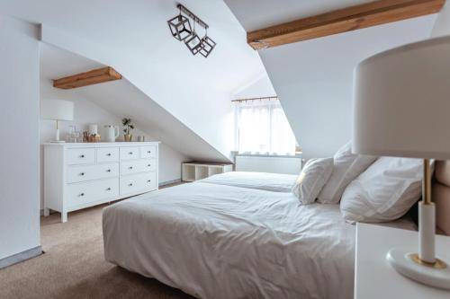 sypialnia z białym łóżkiem i białą komodą w obiekcie Włostowicka Ostoja w mieście Puławy