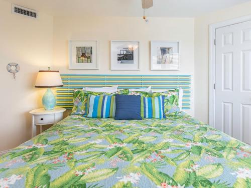 ein Bett mit farbenfroher Bettdecke in einem Schlafzimmer in der Unterkunft Captains Watch 9 in Tybee Island