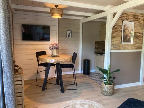 une chambre avec une table et des chaises dans une maison dans l'établissement Balcon du Pibeste, à Agos-Vidalos