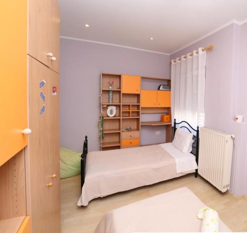 um pequeno quarto com uma cama e um armário em Christina's House em Chrysoupolis