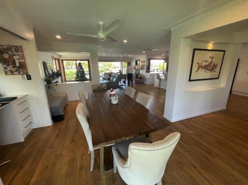 Η κουζίνα ή μικρή κουζίνα στο Broadbeach Bungalow - Heated Pool - Sleeps 7
