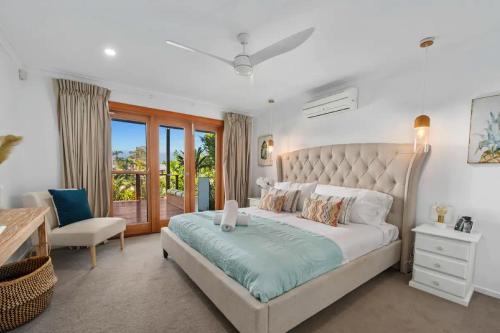 - une chambre avec un grand lit et un balcon dans l'établissement Broadbeach Bungalow - Heated Pool - Sleeps 7, à Gold Coast