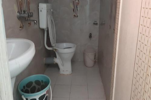ブバネーシュワルにあるGoroomgo Om Sai Residency Bhubaneswarの小さなバスルーム(トイレ、シンク付)