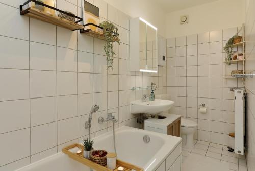 ein Badezimmer mit einer Badewanne, einem Waschbecken und einem WC in der Unterkunft *City, Nähe Hbf, Kingsizebetten, Fitnessecke* in Duisburg