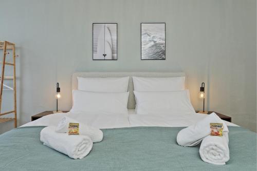a large white bed with two towels on it at *City, Nähe Hbf, Kingsizebetten, Fitnessecke* in Duisburg