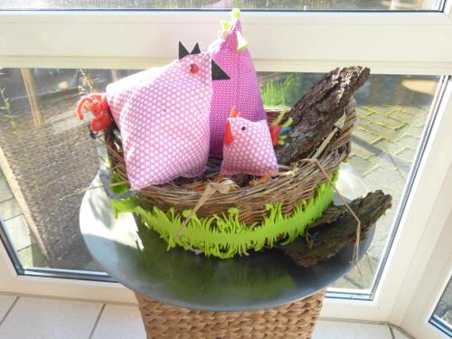 a cake of a basket with two cats in it at Gästehaus Steker in Bad Driburg