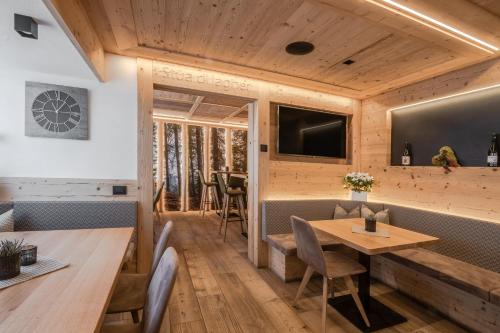 a dining room with a table and chairs at Pensione Camoscio in La Villa