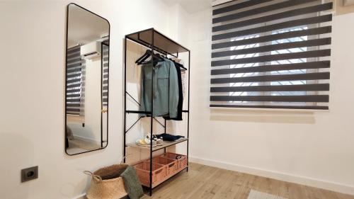 a dressing room with a mirror and a chair at Apartamento María - precioso y tranquilo loft en pleno centro in Murcia