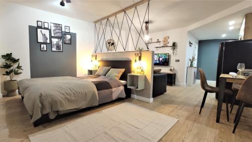 ein Schlafzimmer mit einem großen Bett, einem Schreibtisch und einem Schreibtisch in der Unterkunft Apartamento María - precioso y tranquilo loft en pleno centro in Murcia