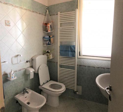 Baño pequeño con aseo y lavamanos en Casa Pomposa, en Lido di Pomposa