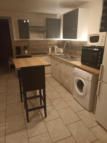 Küche/Küchenzeile in der Unterkunft appartement calme de 48m2