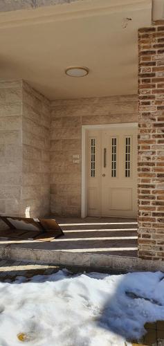 a room with a white door and a brick wall at במרכז הכפר in Majdal Shams