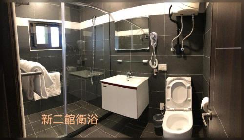 y baño con aseo, lavabo y ducha. en 璟隆慢活仙境民宿二館, en Kung-t'ien-ts'un
