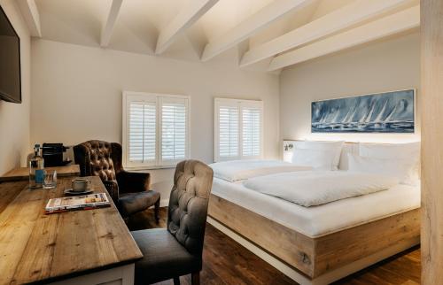 a bedroom with a bed and a table and chairs at Seaside 43 in Sankt Peter-Ording