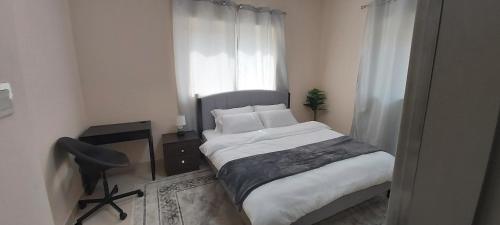 מיטה או מיטות בחדר ב-Spacious & Comfortable 1 BR and 1 Living Room Apartment Near Sharjah University City