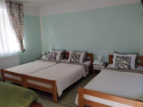 Un pat sau paturi într-o cameră la Apartman Nikola