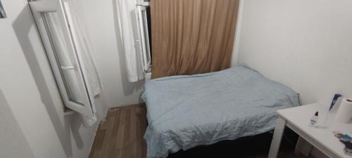 małe łóżko w małym pokoju z oknem w obiekcie Private Room in Istanbul #83 w Stambule