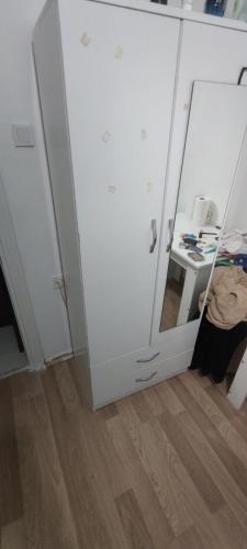 um quarto com uma porta e uma secretária com um espelho em Private Room in Istanbul #83 em Istambul