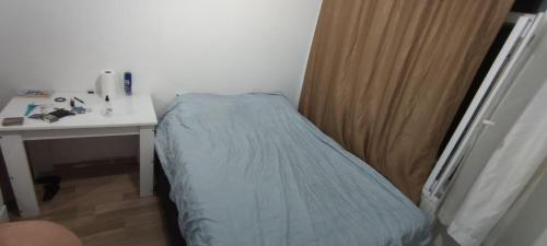 um pequeno quarto com uma cama ao lado de uma secretária em Private Room in Istanbul #83 em Istambul