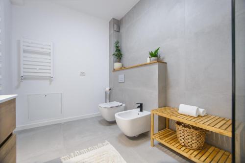 uma casa de banho com um WC e um bidé em Urban Garden by Waterview em Oradea