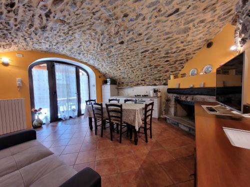 La Casa sull' Altopiano Mountain Lake Iseo hospitality في Bossico: غرفة معيشة مع طاولة وكراسي وأريكة