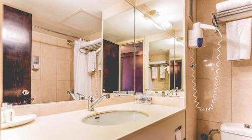 Koupelna v ubytování Nof Hotel