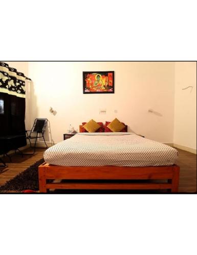 a bedroom with a bed in a room at Tigers Villa, Tala Bandhavgarh in Tāla