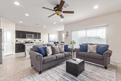 Avalon Canyon Case Grande home