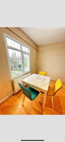 - une salle à manger avec une table et deux chaises dans l'établissement Private Room in Istanbul #87, à Arnavutköy