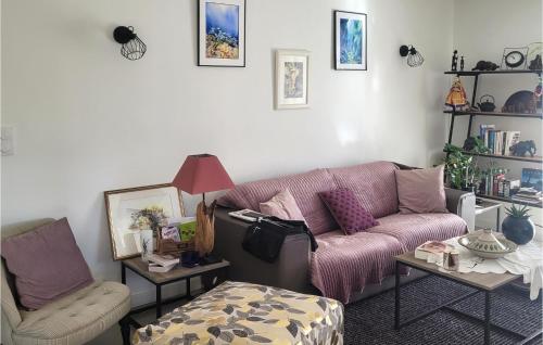 - un salon avec un canapé rose et 2 tables dans l'établissement 1 Bedroom Cozy Home In Roquevaire, à Roquevaire