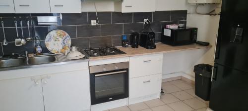 Photo de la galerie de l'établissement Fabuleux t3 refait à neuf avec cour intérieure, à Saint-Étienne