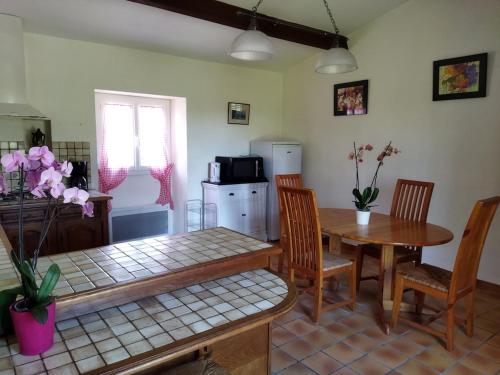 cocina y comedor con mesa y sillas en Maison de campagne au cœur d'un élevage de poneys connemara, en Le Landreau