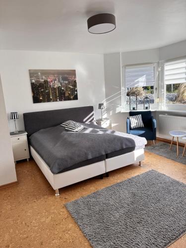 1 dormitorio con 1 cama y sala de estar en Treffpunkt Gehrden, en Jork
