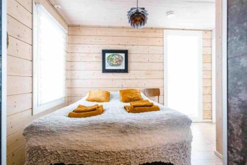 Postel nebo postele na pokoji v ubytování Arctic luxury log house with the river view