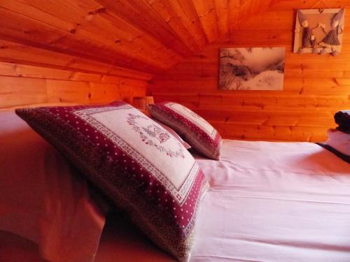 Katil atau katil-katil dalam bilik di Chalet avec Jacuzzi et Piscine, déco soignée esprit cocooning